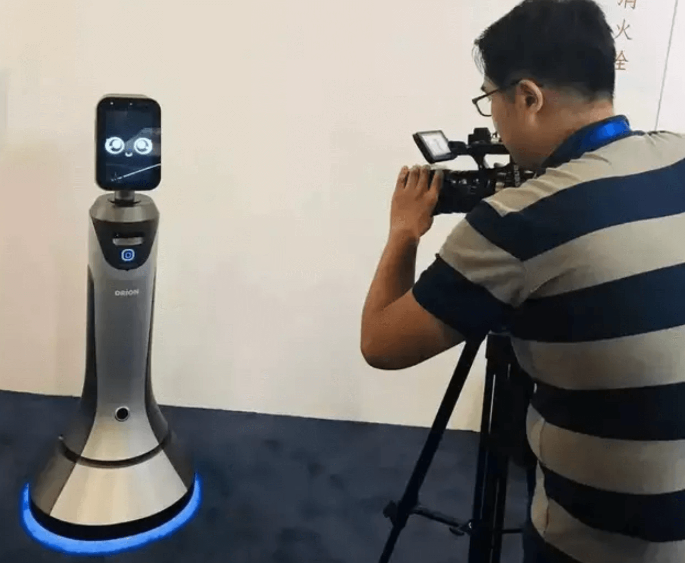 豹小秘闪耀上海人工智能大会 颜值与智慧并存的机器人服务新标杆